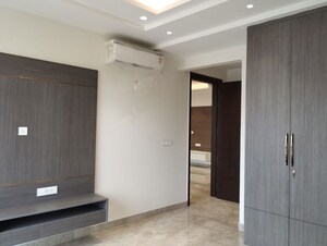 Room in 3 BHK Builder Floor at DLF Atria, Dlf Phase ii – for Rent