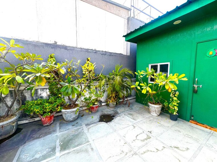 Terrace, greater kailash i 3 Bedroom 1850 Sq.Ft. Builder Floor In Greater Kailash I Delhi 10406949