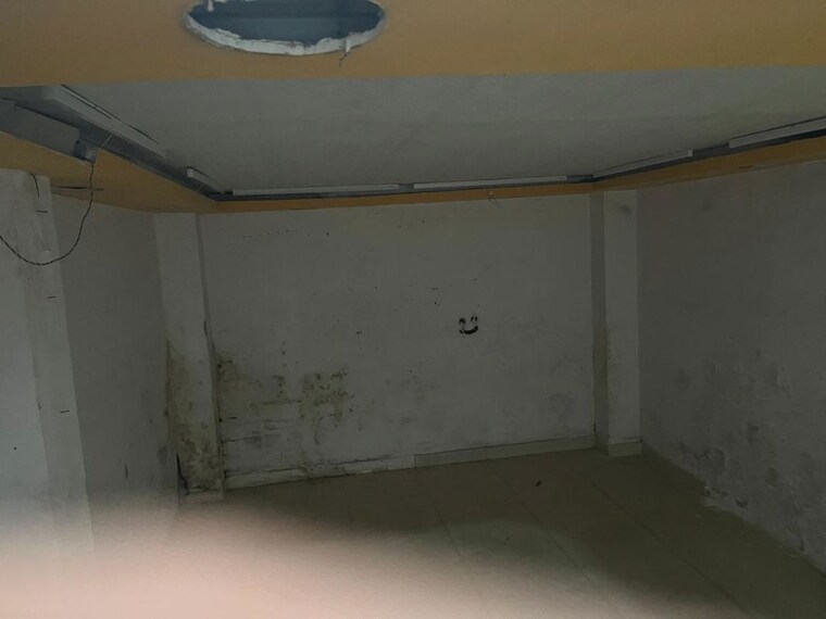 Room, indira nagar Commercial Shop 620 Sq.Ft. In Indira Nagar Lucknow 10406960