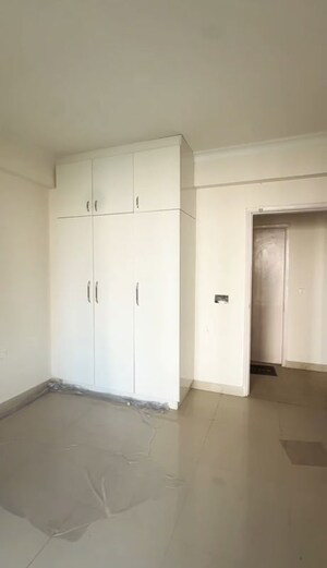 Room in 3 BHK Apartment at Pareena The Elite Residences, Sector 99 – for Rent