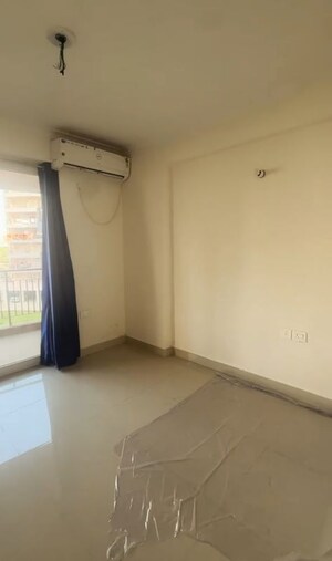 Room in 3 BHK Apartment at Pareena The Elite Residences, Sector 99 – for Rent