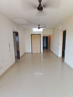 Room in 2.5 BHK Apartment at Lokhandwala Sapphire Heights, Kandivali East – for Rent