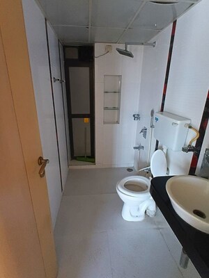 Bathroom in 2.5 BHK Apartment at Lokhandwala Sapphire Heights, Kandivali East – for Rent