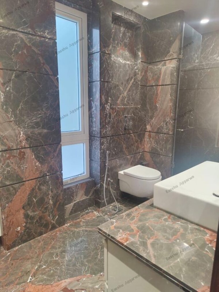 Bathroom, defence colony 3 Bedroom 2000 Sq.Ft. Builder Floor In Defence Colony Delhi 10407008