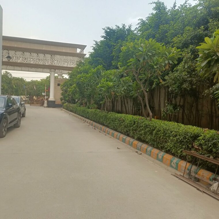 Balcony, shri-radha-aqua-garden Commercial Shop 425 Sq.Ft. In Sector 16b Greater Noida Greater Noida 10407005