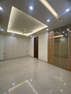 Room in 4 BHK Builder Floor at Dlf Phase I – for Rent
