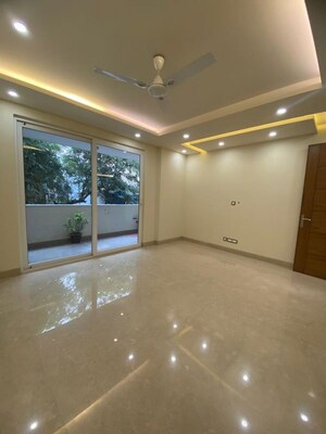Room in 4 BHK Builder Floor at Dlf Phase I – for Rent