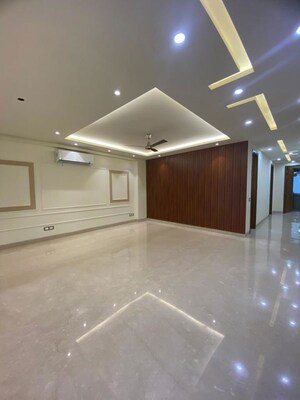 Room in 4 BHK Builder Floor at Dlf Phase I – for Rent