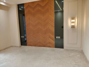 Room in 4 BHK Builder Floor at Dlf Phase I – for Rent