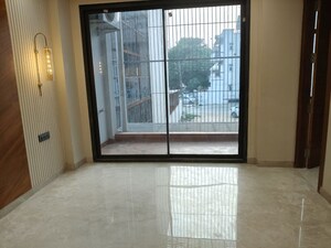 Room in 4 BHK Builder Floor at Dlf Phase I – for Rent