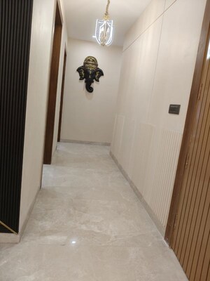Room in 4 BHK Builder Floor at Dlf Phase I – for Rent