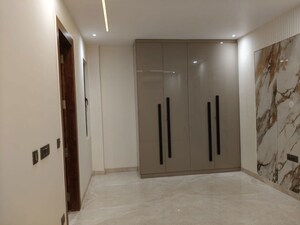 Room in 4 BHK Builder Floor at Dlf Phase I – for Rent