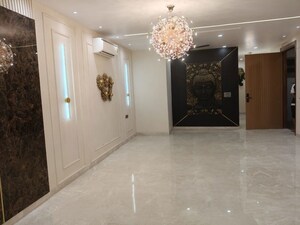 Room in 4 BHK Builder Floor at Dlf Phase I – for Rent