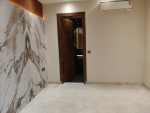 Room in 4 BHK Builder Floor at Dlf Phase I – for Rent