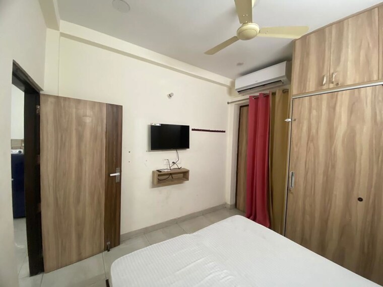 Room, sector 43 2 Bedroom 2000 Sq.Ft. Builder Floor In Sector 43 Gurgaon 10407052