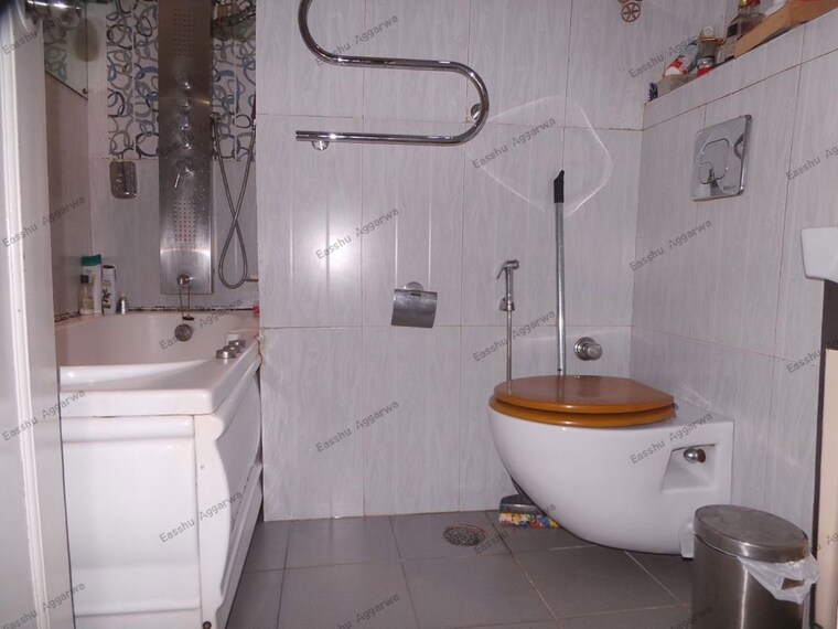 Bathroom, chittaranjan park 3 Bedroom 1350 Sq.Ft. Builder Floor In Chittaranjan Park Delhi 10407067