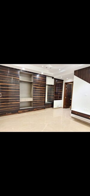 Room in 3 BHK Builder Floor at Janakpuri – for Sale