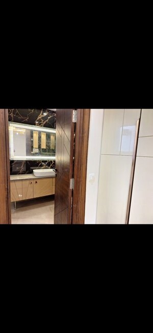 Furnished Amenities in 3 BHK Builder Floor at Janakpuri – for Sale