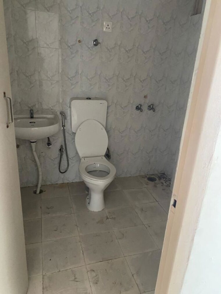 Bathroom, sarvome-shree-homes 2 Bedroom 745 Sq.Ft. Apartment In Sector 45 Faridabad 10407246