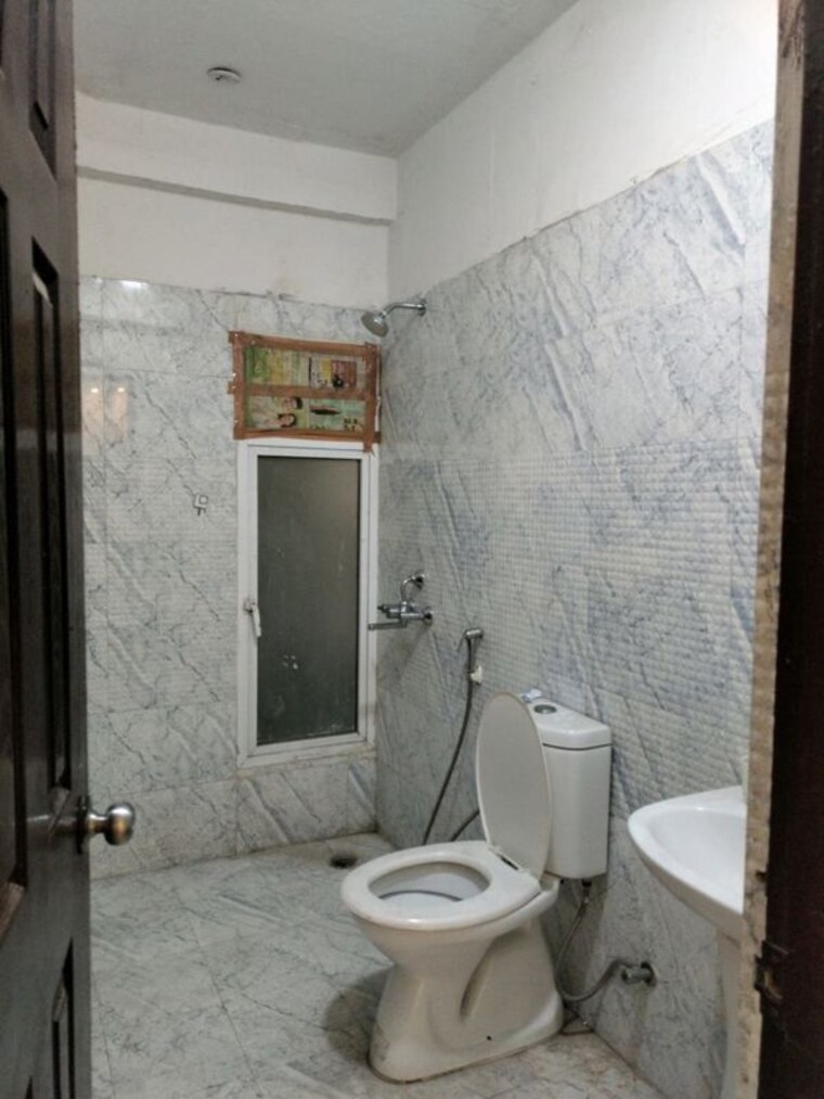 Bathroom, prateek-grand-city 2.5 Bedroom 1155 Sq.Ft. Apartment In Siddharth Vihar Ghaziabad 10407386