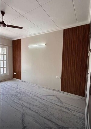 Room in 4 BHK Builder Floor at Sector 37 – for Rent