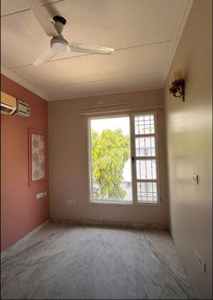 Room in 4 BHK Builder Floor at Sector 37 – for Rent