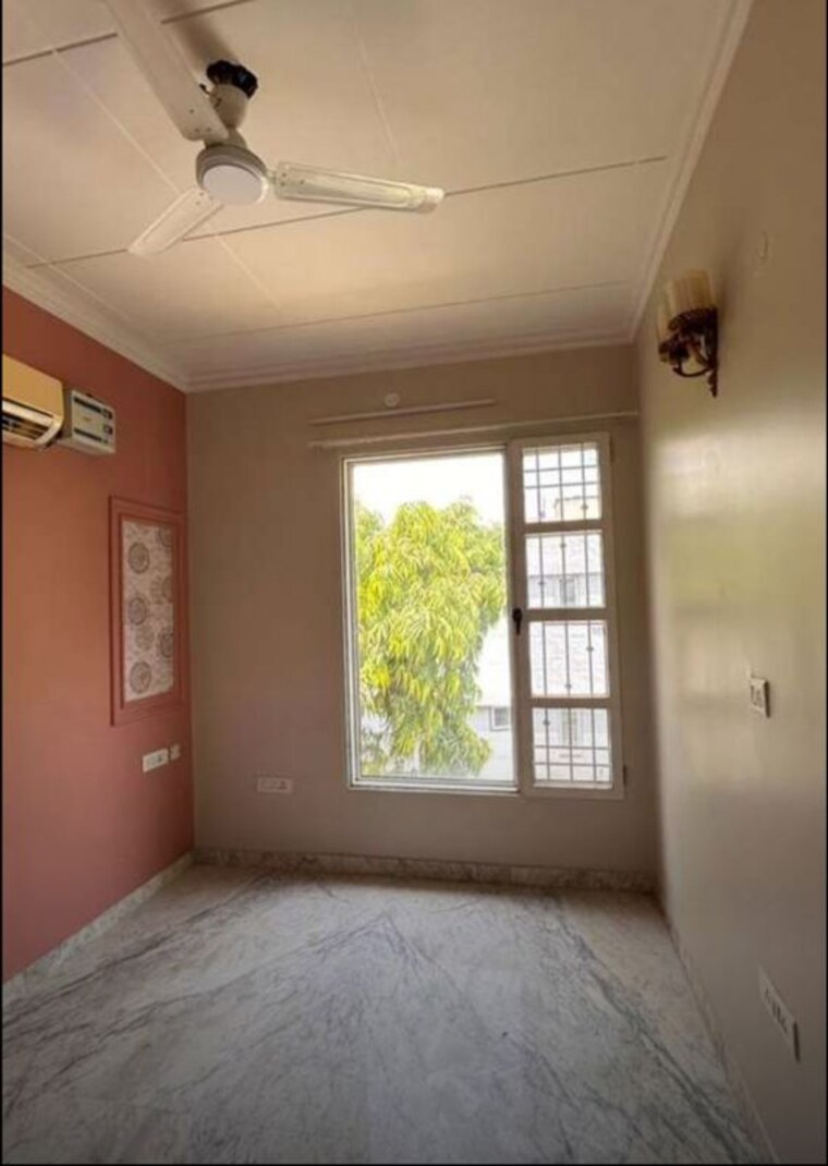 Room, sector 37 4 Bedroom 2600 Sq.Ft. Builder Floor In Sector 37 Chandigarh 10407399