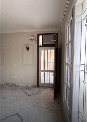 Building Lobby in 4 BHK Builder Floor at Sector 37 – for Rent