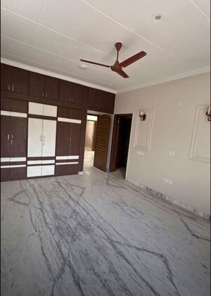 Room in 4 BHK Builder Floor at Sector 37 – for Rent
