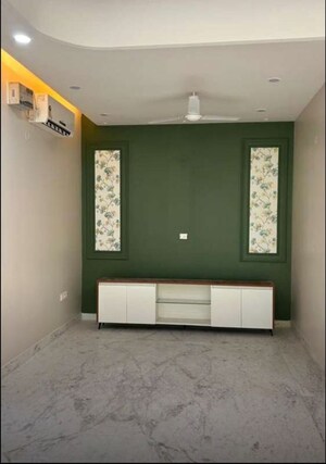 Room in 4 BHK Builder Floor at Sector 37 – for Rent