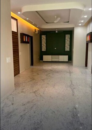 Room in 4 BHK Builder Floor at Sector 37 – for Rent