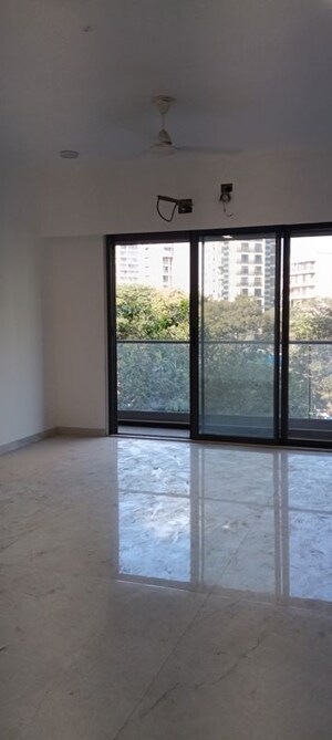 Room in 3 BHK Apartment at Vile Parle West – for Sale