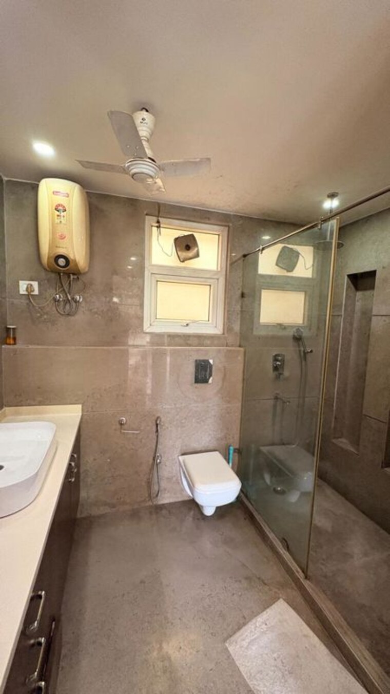 Bathroom, new friends colony 4 Bedroom 4500 Sq.Ft. Builder Floor In New Friends Colony Delhi 10407517