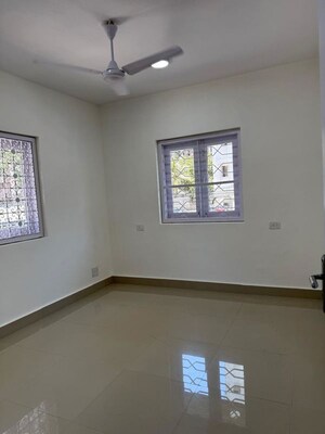Room in 2 BHK Apartment at Palm Springs Cuffe Parade, Cuffe Parade – for Rent