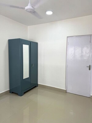 Room in 2 BHK Apartment at Palm Springs Cuffe Parade, Cuffe Parade – for Rent