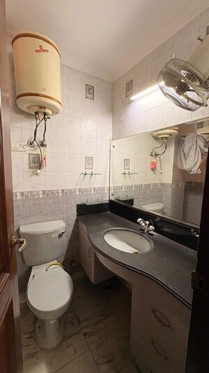 Team Area in 3 BHK Builder Floor at Gulmohar Park – for Rent