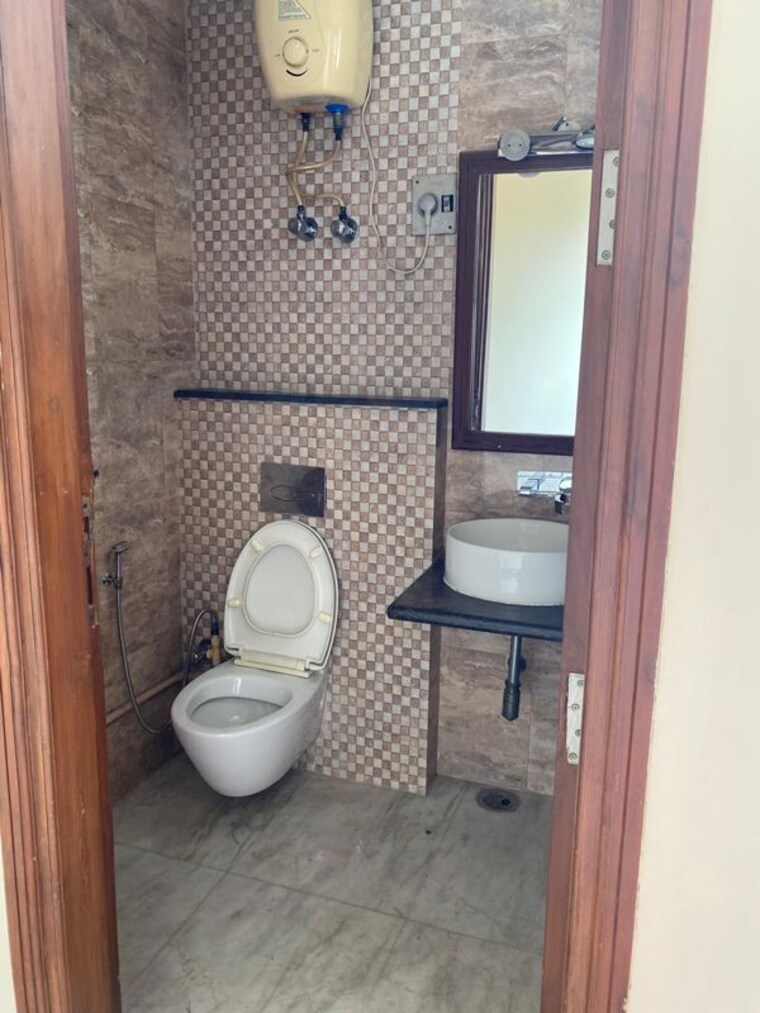 Bathroom, new friends colony 3 Bedroom 2700 Sq.Ft. Builder Floor In New Friends Colony Delhi 10407679