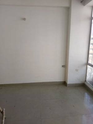 Room in 2.5 BHK Builder Floor at Smart World Orchard, Sector 61 – for Rent
