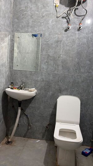 Bathroom in 2.5 BHK Builder Floor at Smart World Orchard, Sector 61 – for Rent