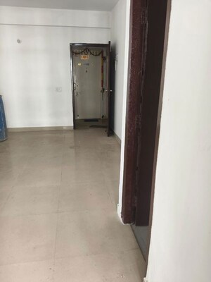 Room in 2.5 BHK Builder Floor at Smart World Orchard, Sector 61 – for Rent