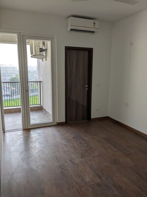 Room in 3.5 BHK Apartment at Emaar Palm Hills, Sector 77 – for Rent