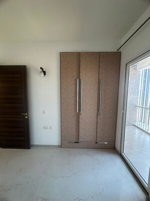 Room in 2.5 BHK Builder Floor at Smart World Orchard, Sector 61 – for Rent