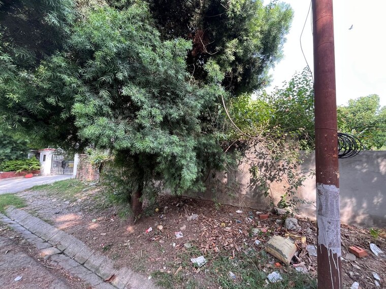 Garden, laxman chowk  200 Sq.Yd. Plot In Laxman Chowk Dehradun 10407777