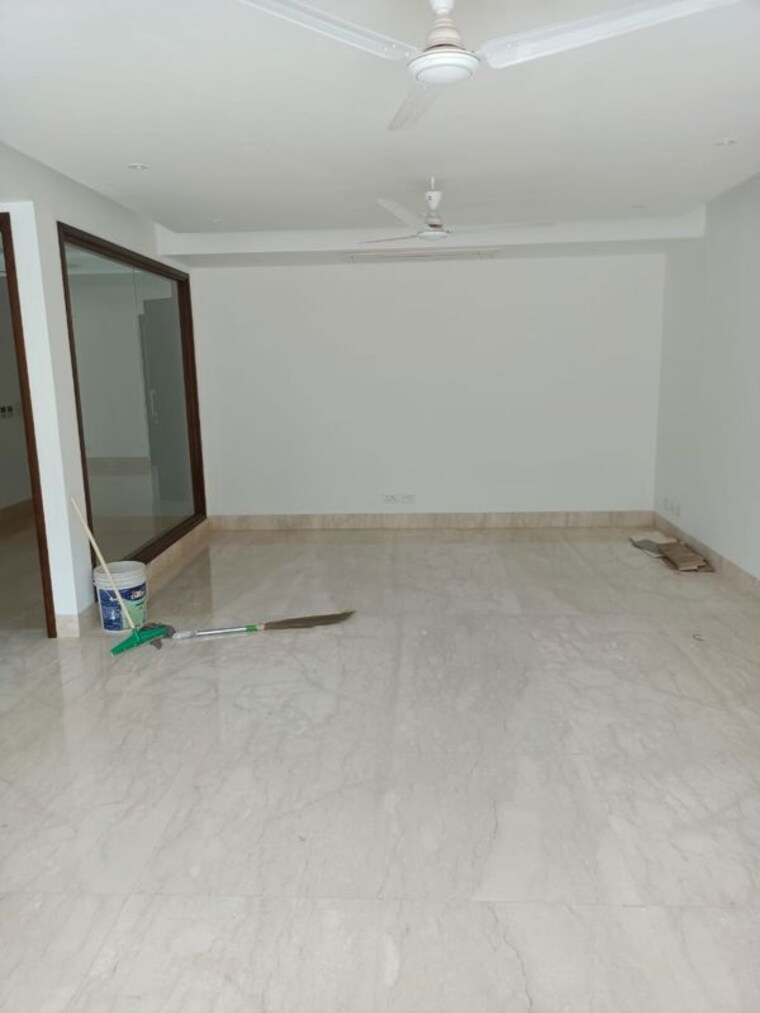 Room, safdarjung development area 4 Bedroom 600 Sq.Yd. Builder Floor In Safdarjung Development Area Delhi 10407833
