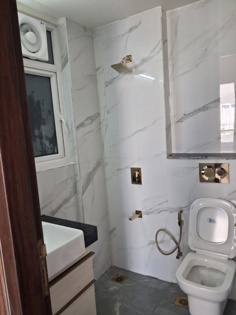 Bathroom, smart-world-orchard 2.5 Bedroom 1206 Sq.Ft. Apartment In Sector 61 Gurgaon 10407943