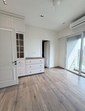 Room in 4 BHK Apartment at Windsor Grande Residences, Andheri West – for Rent