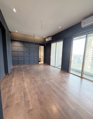 Room in 4 BHK Apartment at Windsor Grande Residences, Andheri West – for Rent