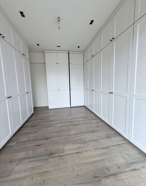 Room in 4 BHK Apartment at Windsor Grande Residences, Andheri West – for Rent