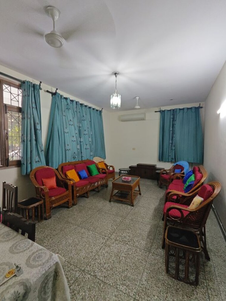 Living Room, sushant lok i 2 Bedroom 215 Sq.Yd. Builder Floor In Sushant Lok I Gurgaon 10408056