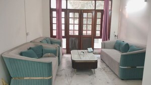 Living Room in 3 BHK Builder Floor at Sector 43 – for Rent